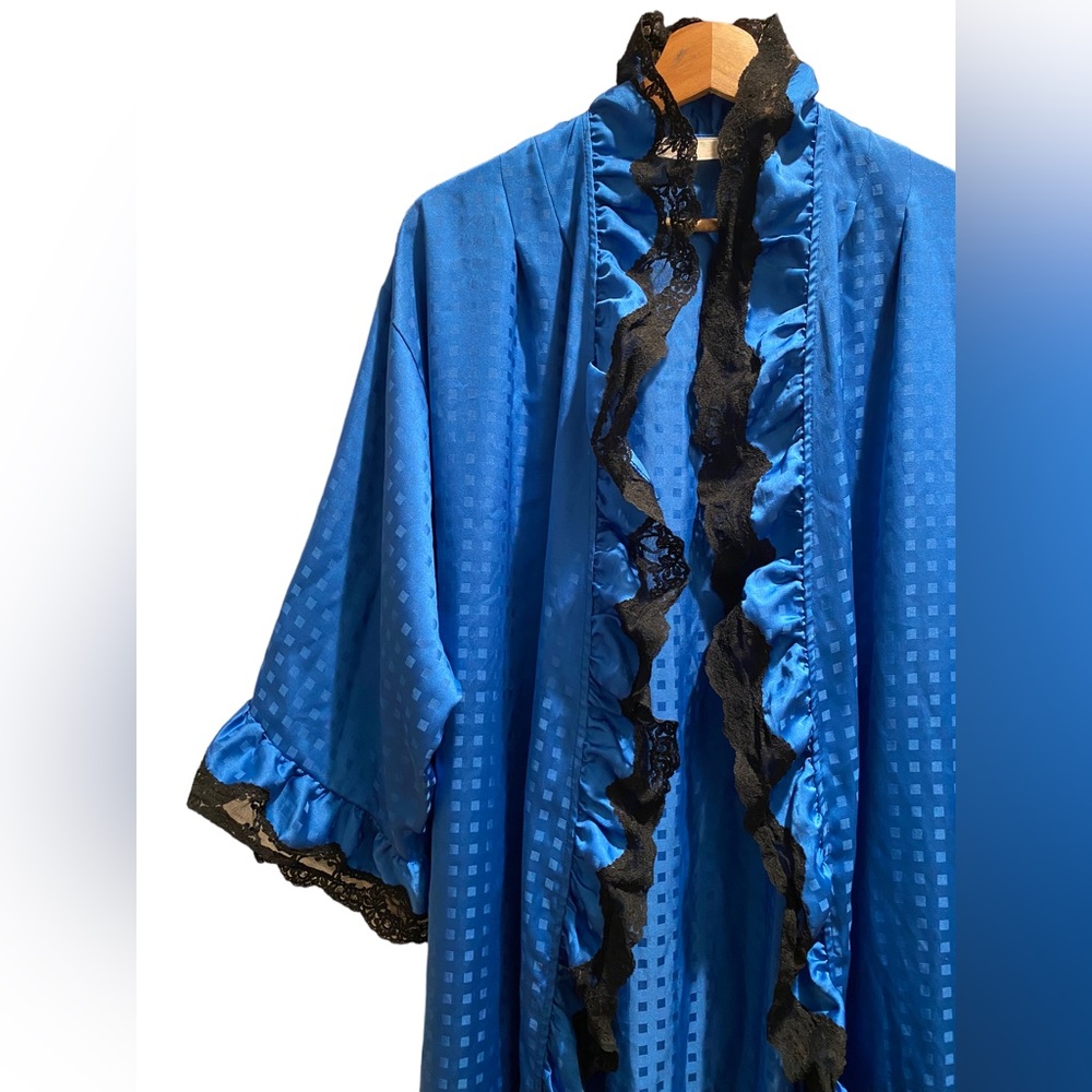 VTG | GIVENCHY RUFFLE AND KACE LINED ROBE